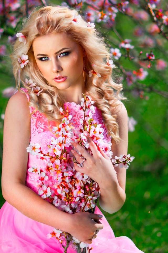 Красивая девушка блондинка с розовыми цветами 