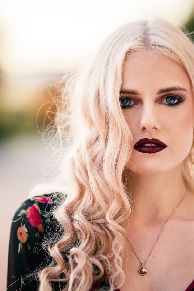 Красивая девушка блондинка с  красными губами