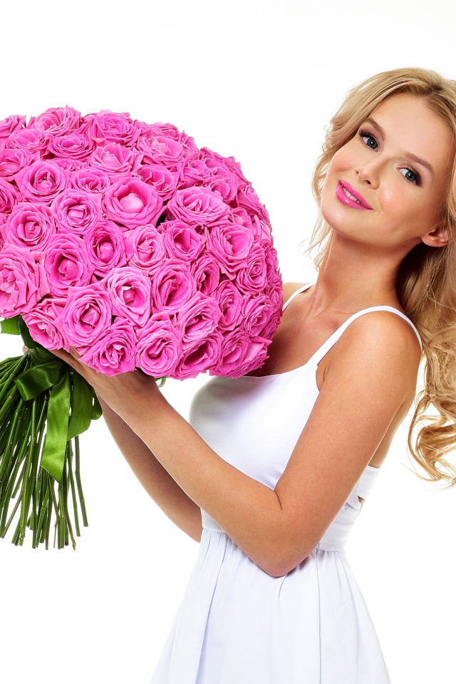 Красивая блондинка с большим букетом розовых роз на белом фоне