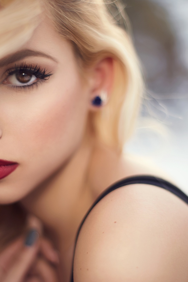 Красивая блондинка с карими глазами и красными губами