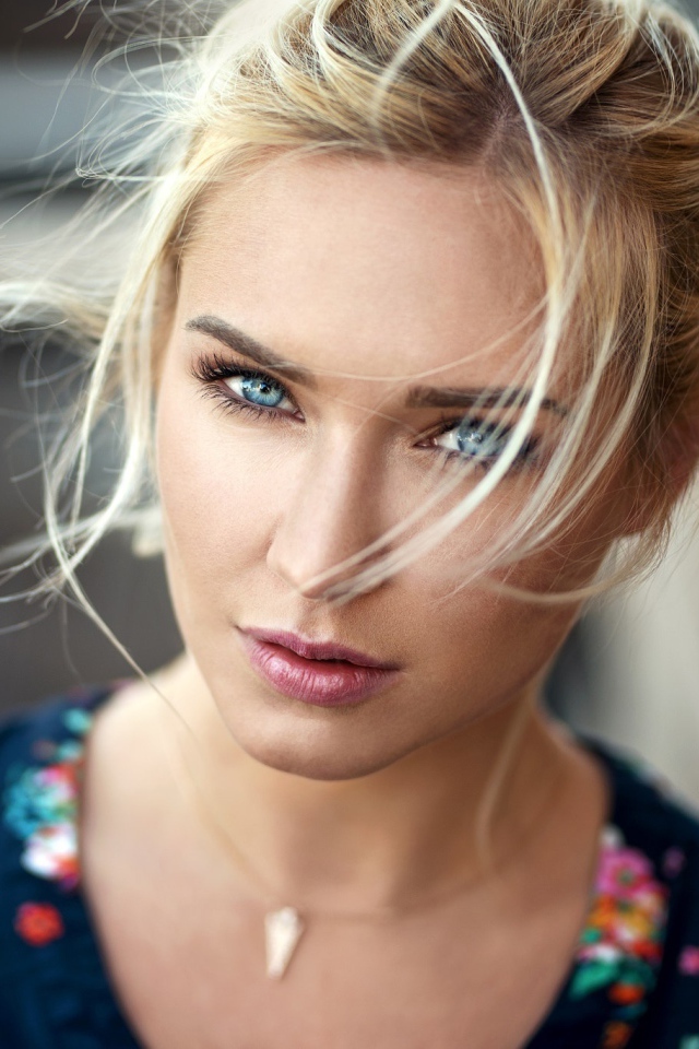 Красивая блондинка с выразительными голубыми глазами