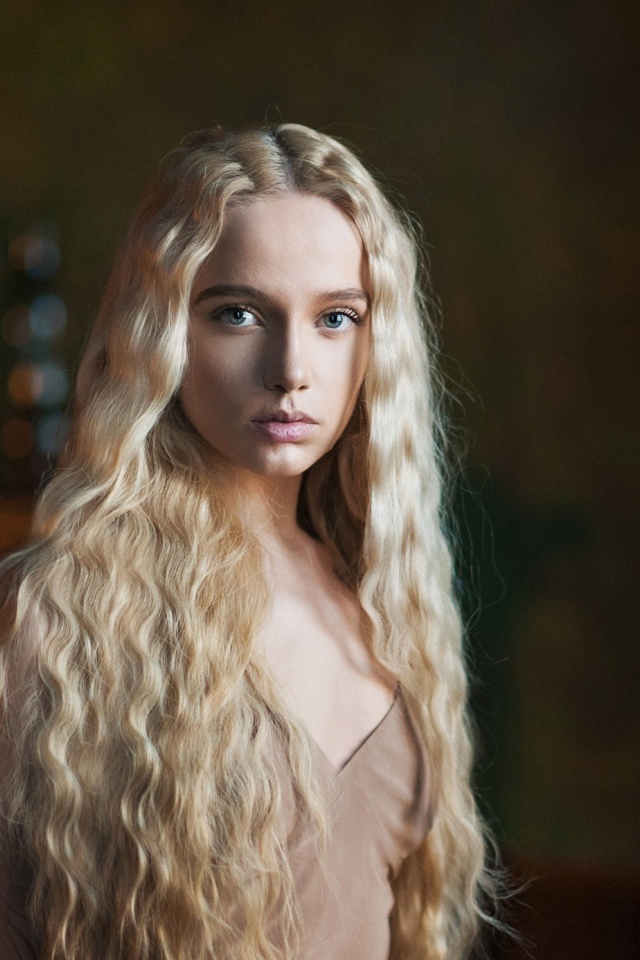 Красивая блондинка с длинными волнистыми волосами 