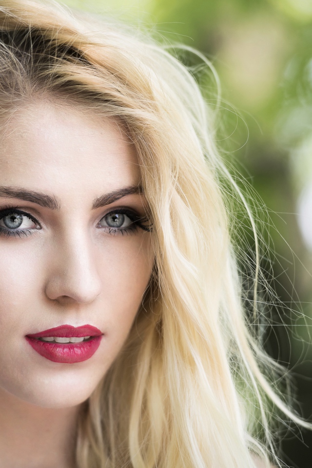 Красивая голубоглазая блондинка с красными губами 