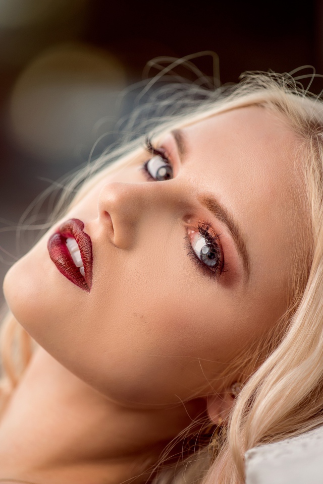 Красивая голубоглазая блондинка с красными накрашенными губами
