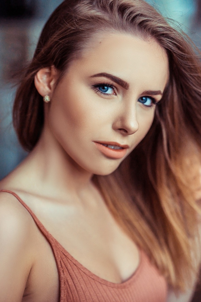 Красивая голубоглазая девушка с распущенными волосами 