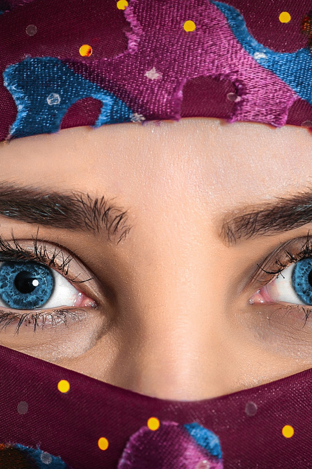 Красивые голубые глаза молодой девушки