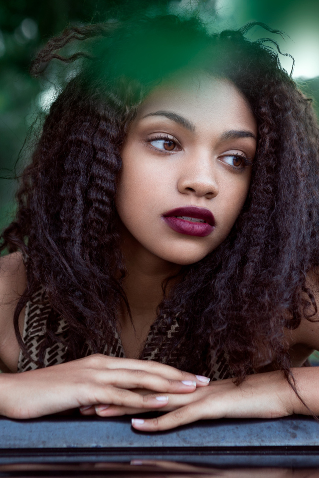 Красивая кареглазая девушка брюнетка с волнистыми волосами 