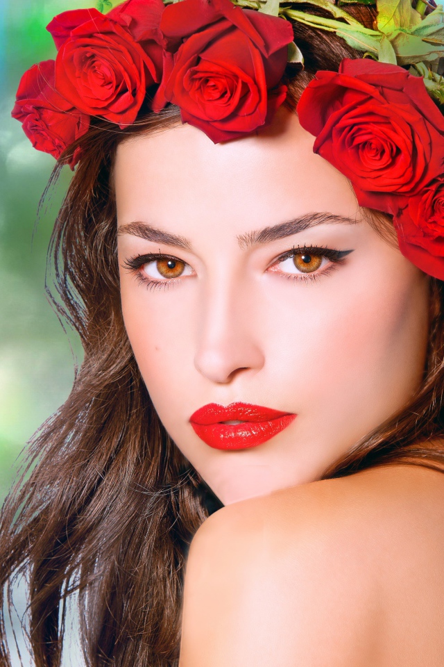 Красивая кареглазая девушка с венком из красных роз 