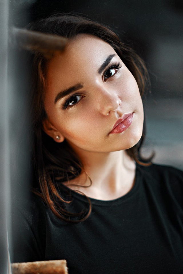 Красивая кареглазая девушка с длинными ресницами 