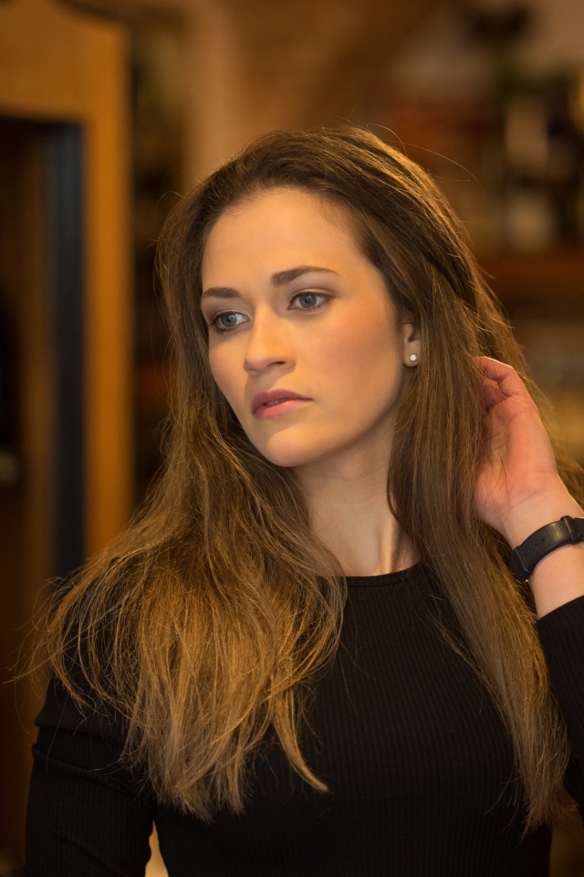 Красивая девушка брюнетка в винном погребе