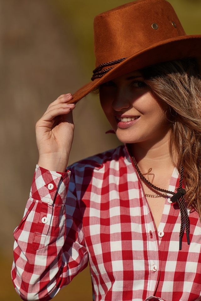 Красивая девушка брюнетка в ковбойской шляпе 