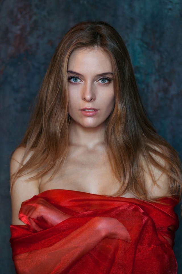 Красивая девушка брюнетка в красном платье 