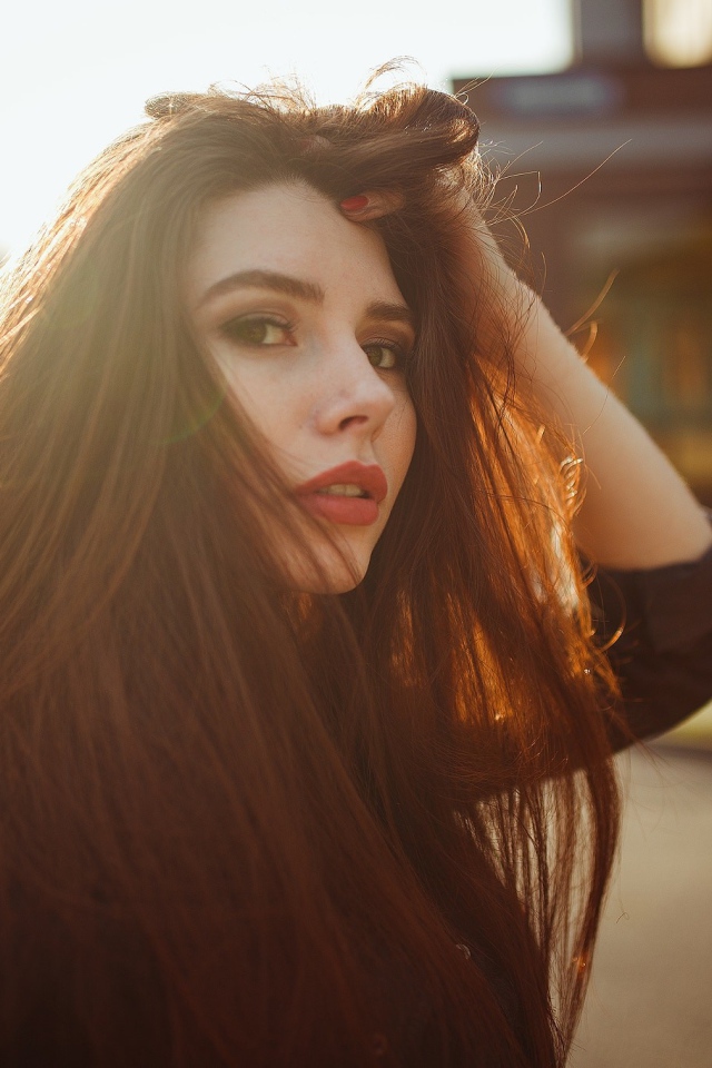 Красивая девушка брюнетка в солнечных лучах 