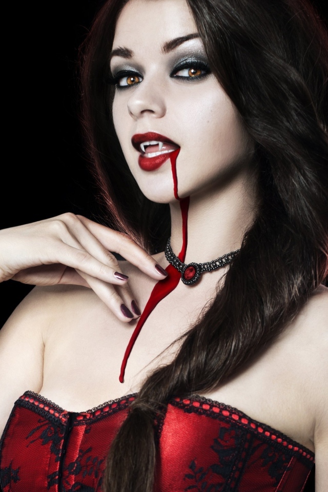 Красивая девушка брюнетка в образе вампира 