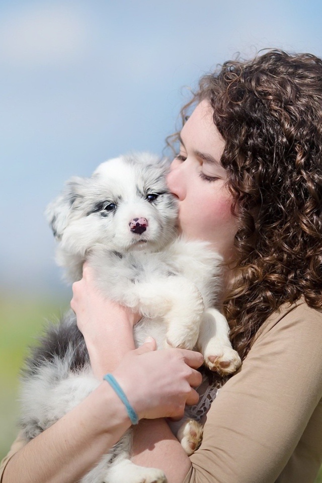 Красивая девушка брюнетка со щенком 