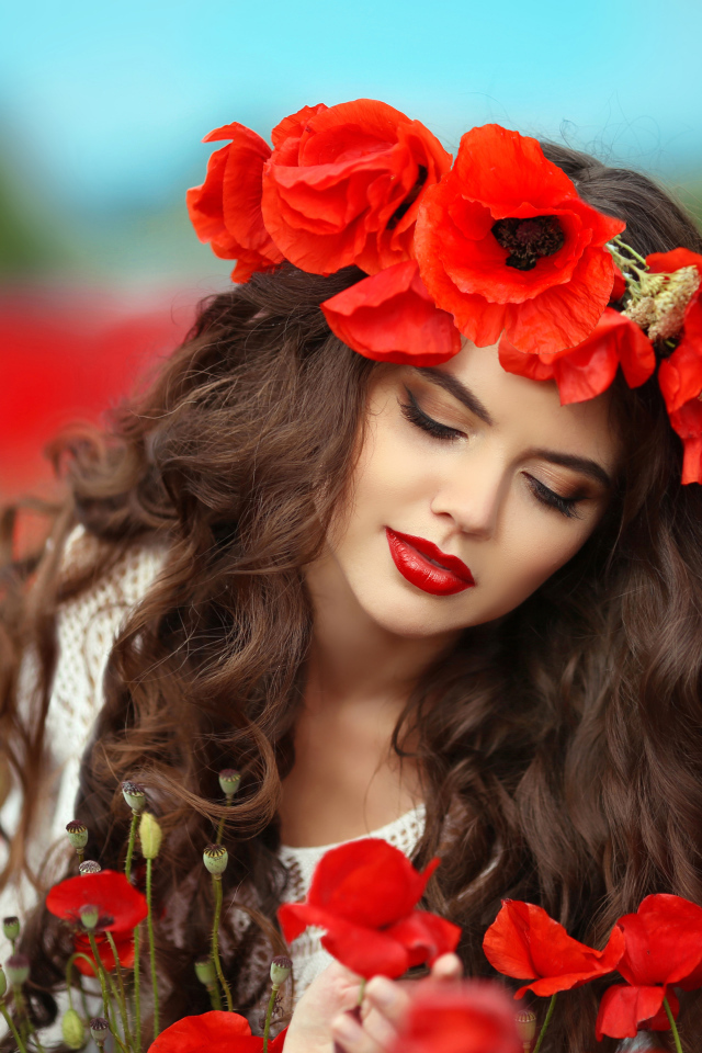 Красивая девушка шатенка с венком из красных маков на голове