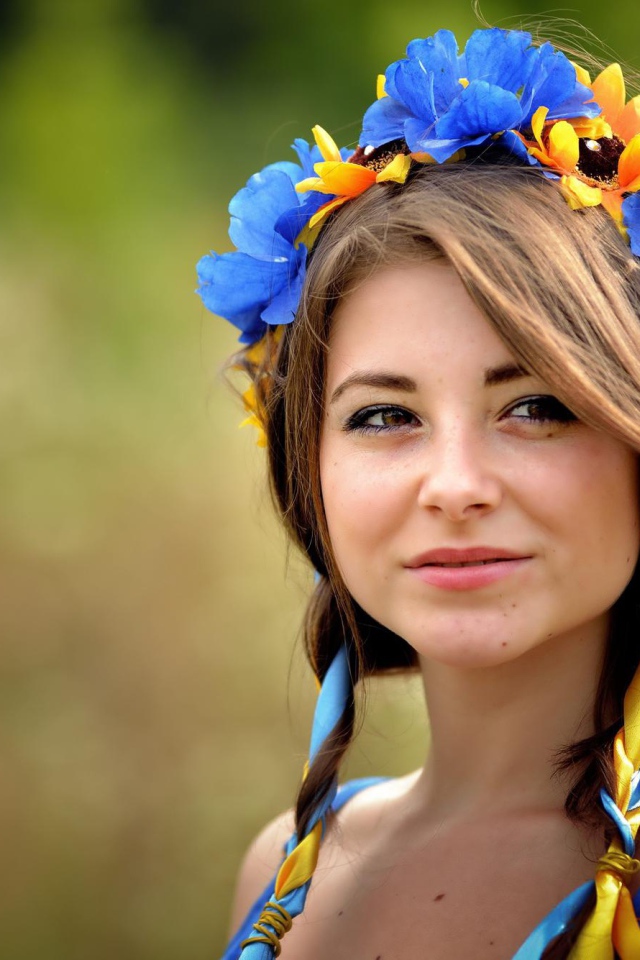 Красивая девушка брюнетка с венком на голове 