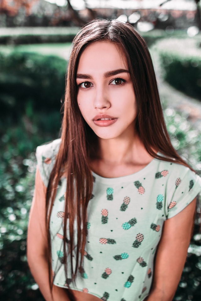 Красивая девушка брюнетка с карими глазами 