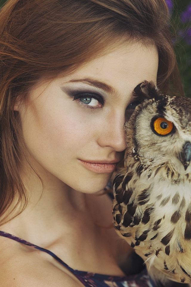 Красивая девушка брюнетка с совой 