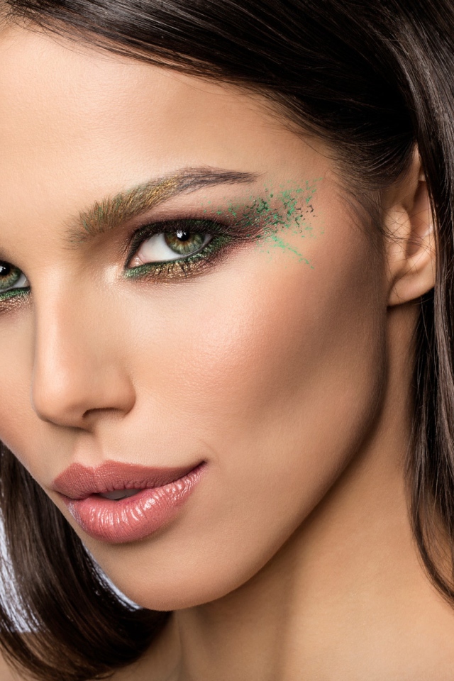 Красивая девушка брюнетка с эффектным макияжем