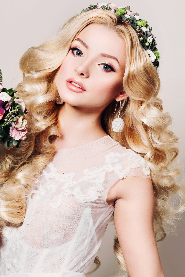 Красивая нежная блондинка с букетом цветов в руках