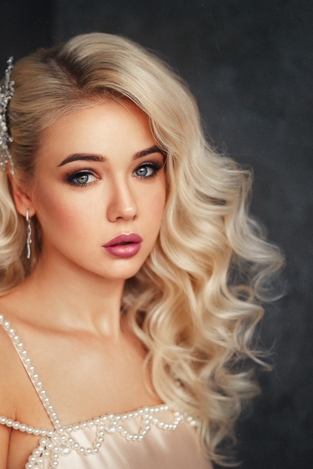 Красивая нежная девушка блондинка в красивом платье