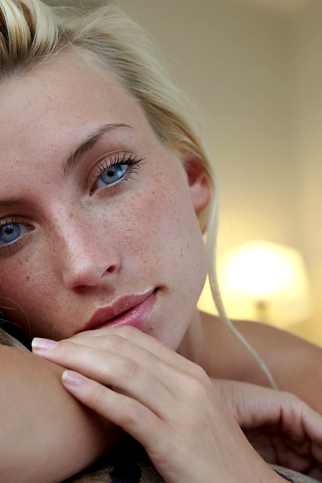 Красивая девушка блондинка с голубыми глазами 