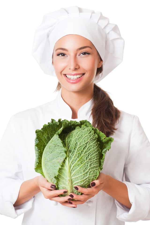 Красивая девушка повар с зеленой капустой в руках