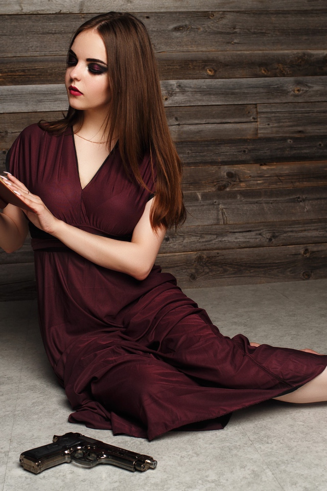 Красивая девушка в бордовом платье с книгами