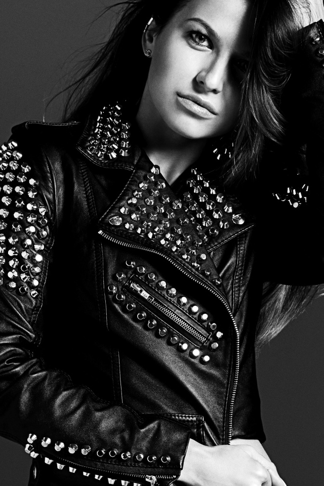 Красивая девушка в кожаной куртке Анна Левандовска, черно-белое фото