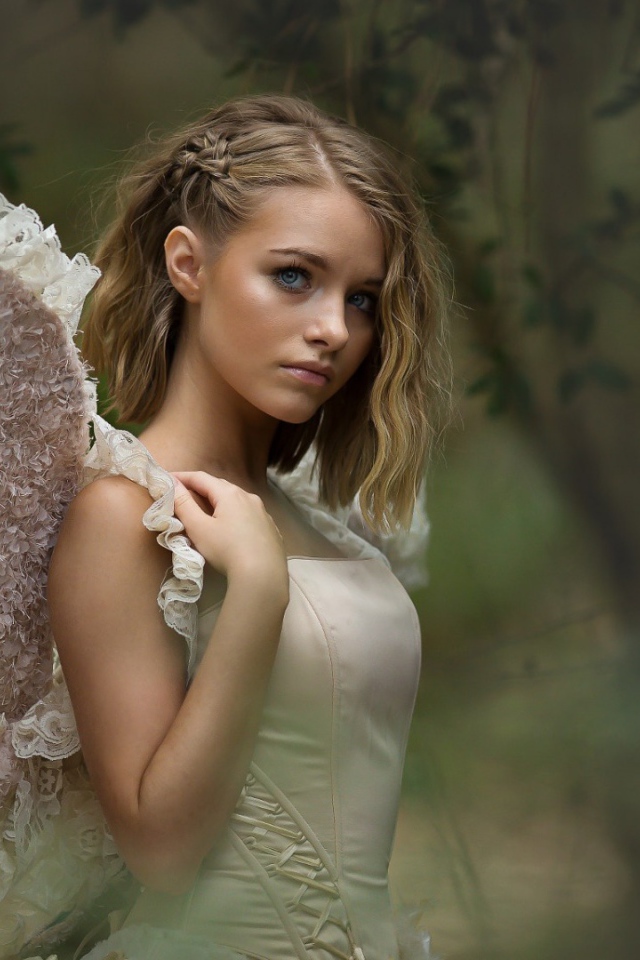 Красивая девушка в костюме с крыльями