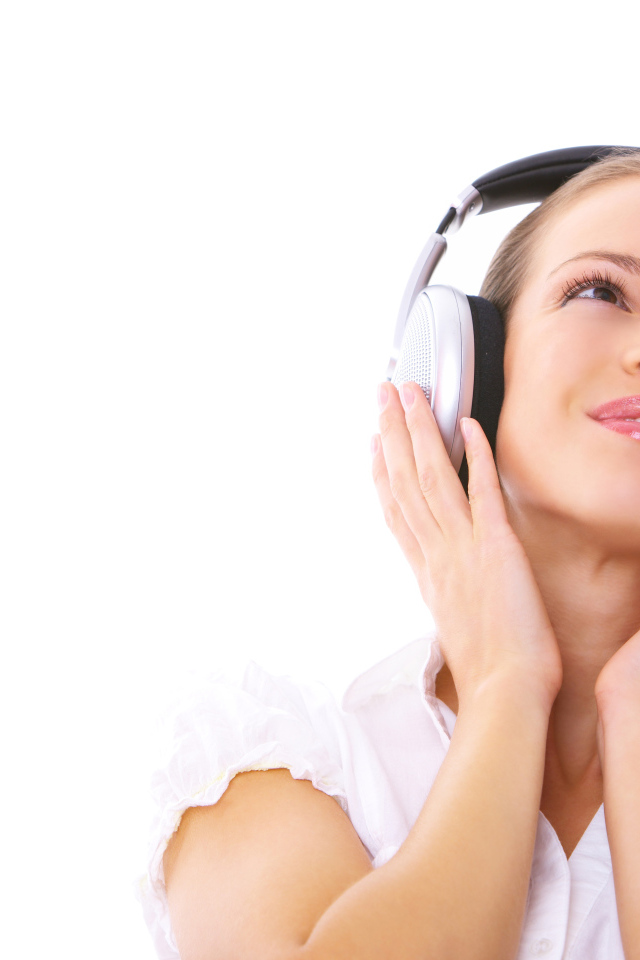 Красивая девушка в больших наушниках 