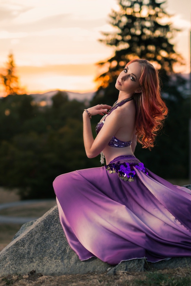 Красивая девушка в фиолетовом восточном наряде 