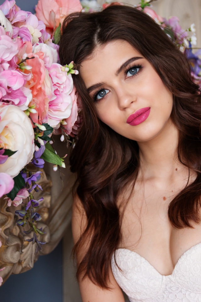 Красивая девушка в белом платье 