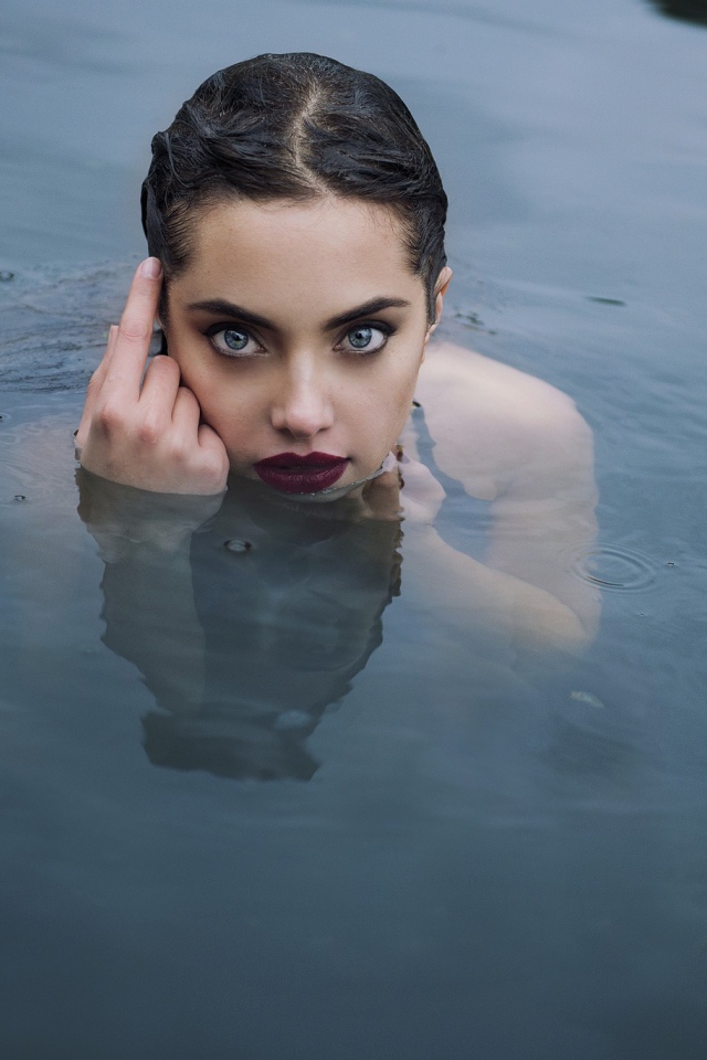 Красивая девушка русалка в воде 