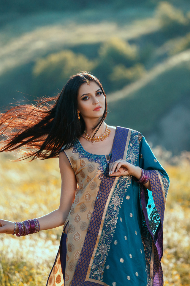 Красивая девушка модель в индийском сари