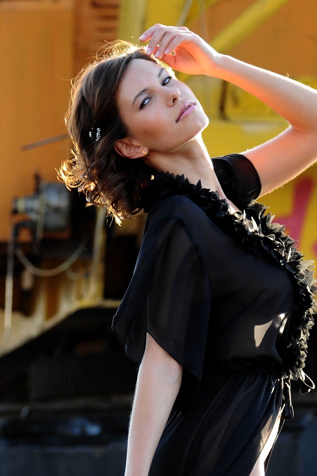 Красивая девушка модель в черном платье