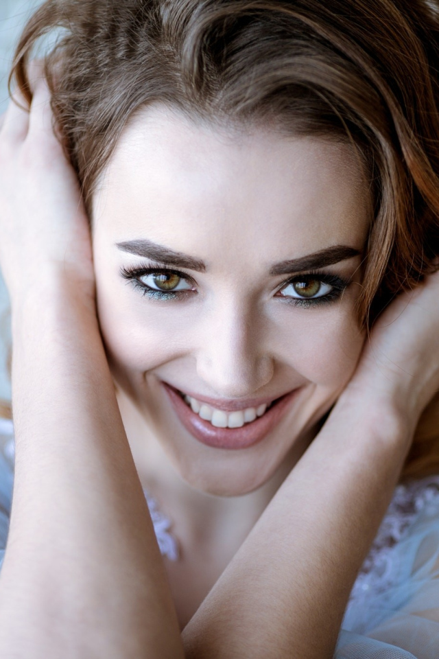 Красивая девушка модель с красивой улыбкой