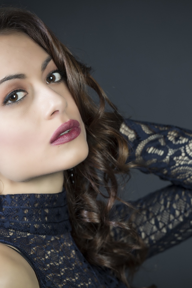 Красивая девушка модель с карими глазами 