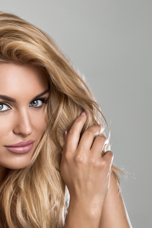 Красивая девушка модель с серыми глазами 