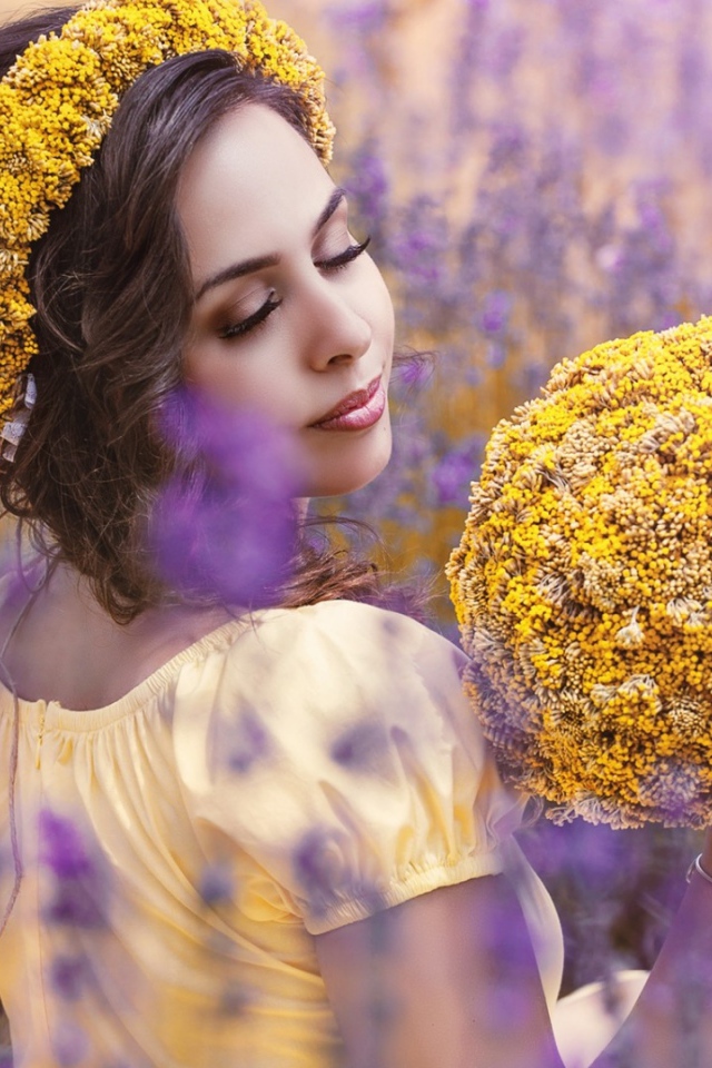 Красивая девушка с букетом желтых полевых цветов 