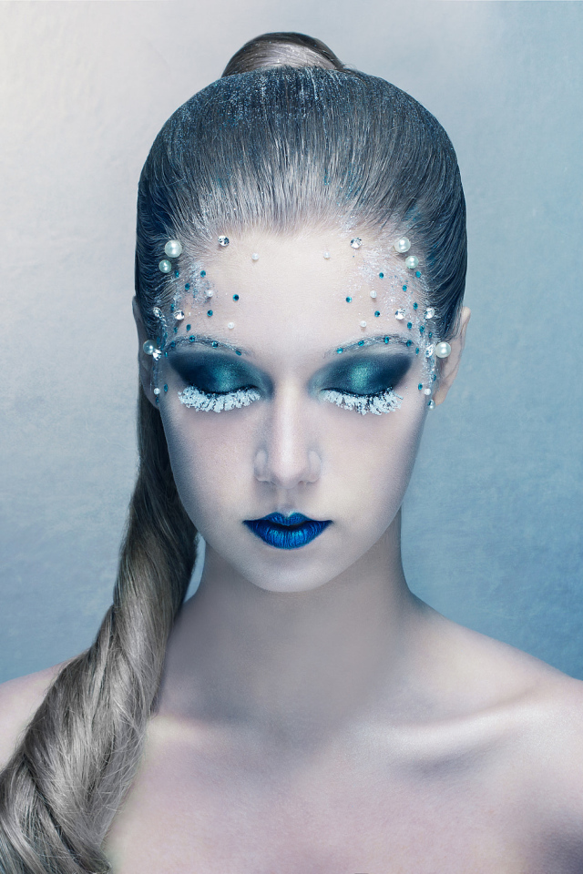 Красивая девушка с фантастическим синим макияжем
