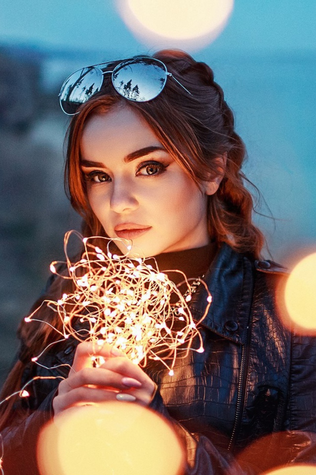 Красивая девушка с включенной гирляндой 