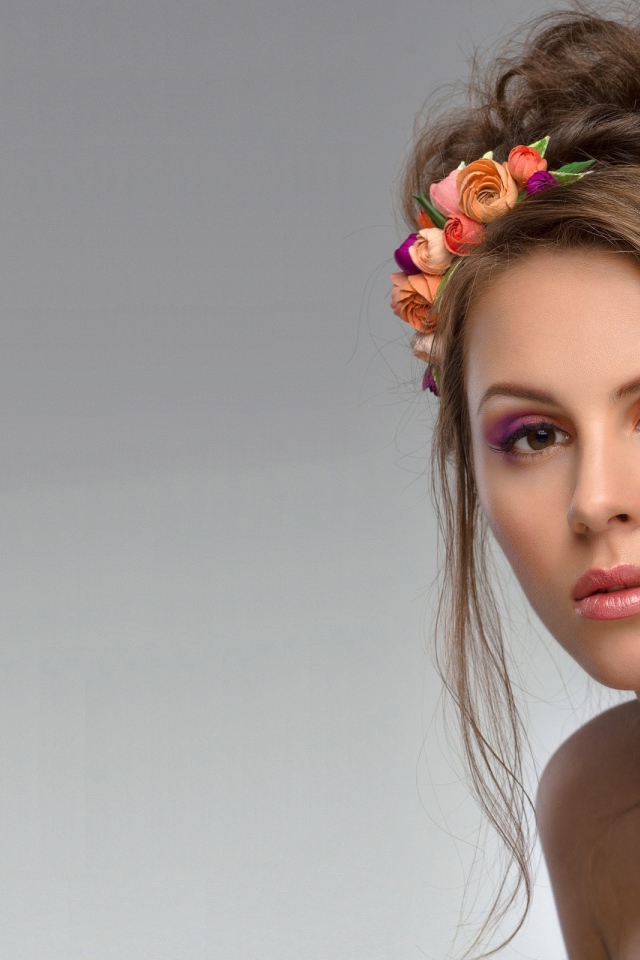 Красивая девушка с нежным макияжем фото на сером фоне