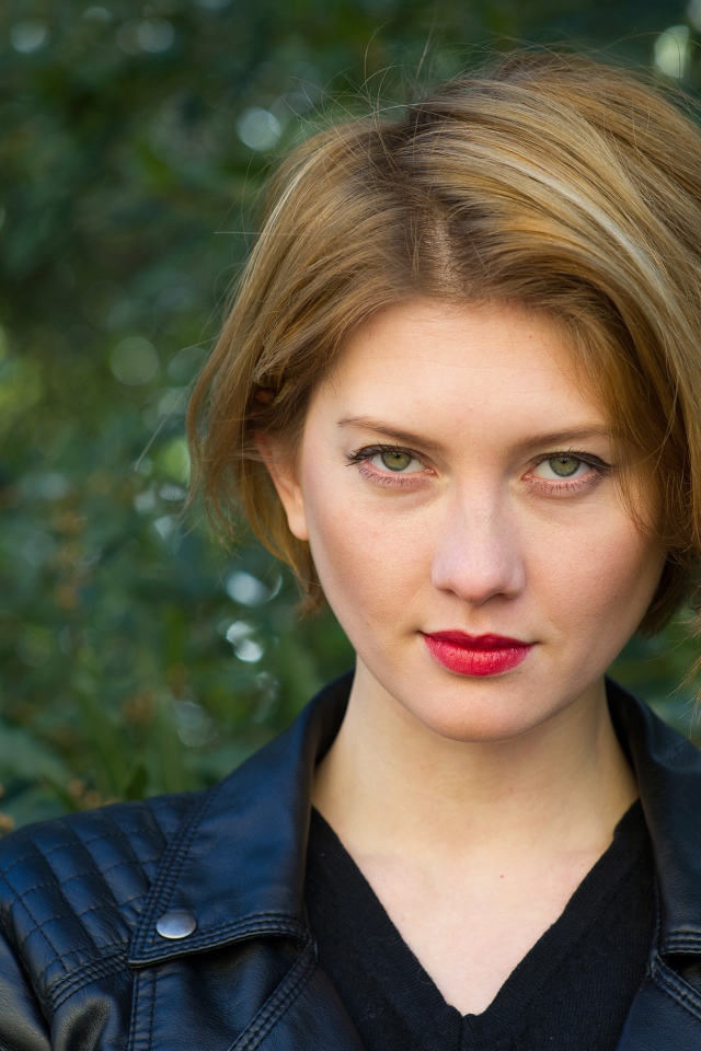 Красивая девушка с короткой стрижкой в кожаной куртке