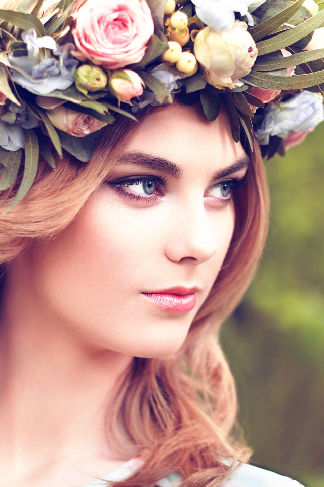Красивая девушка с венком из цветов на голове 