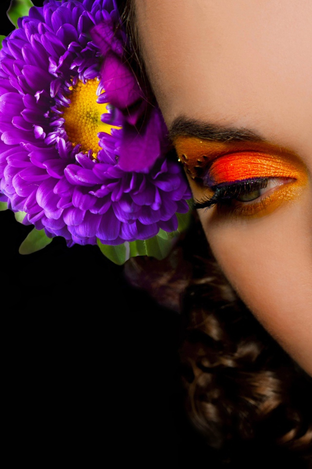 Красивая девушка с ярким макияжем 