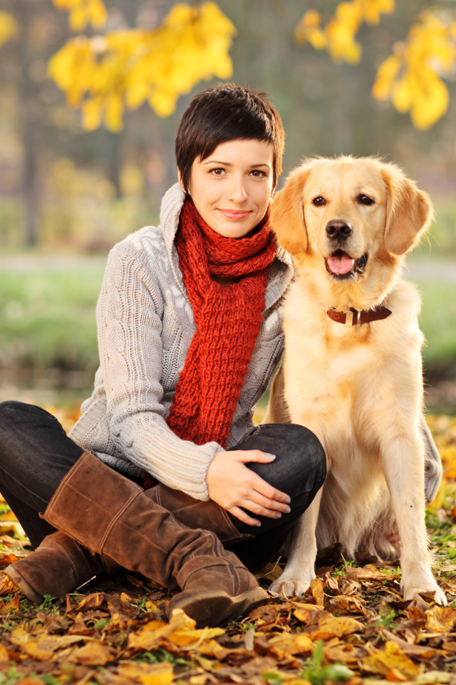 Красивая девушка с собакой породы золотистый ретривер 