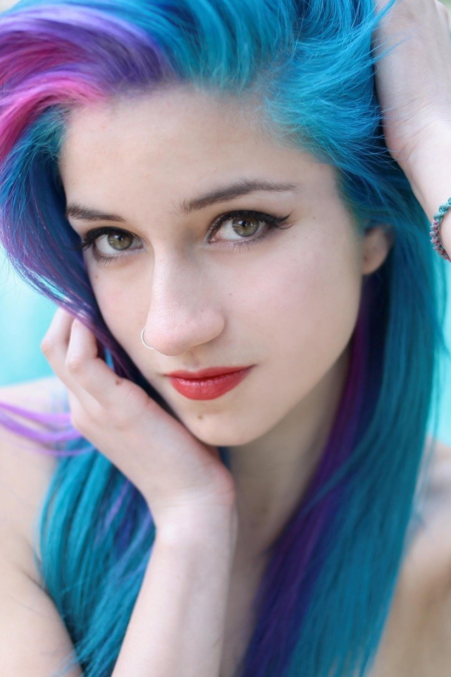 Красивая девушка с длинными голубыми волосами 