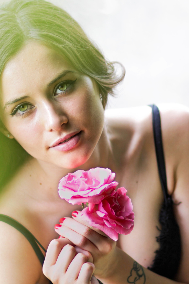 Красивая девушка с тремя красными розами